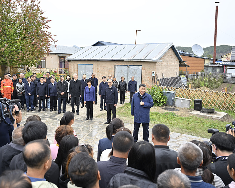 9月6日至8日，中共中央總書(shū)記、國(guó)家主席、中央軍委主席習(xí)近平在黑龍江考察。這是6日下午，習(xí)近平在大興安嶺地區(qū)漠河市北極村考察時(shí)，同當(dāng)?shù)厝罕娪H切交流。