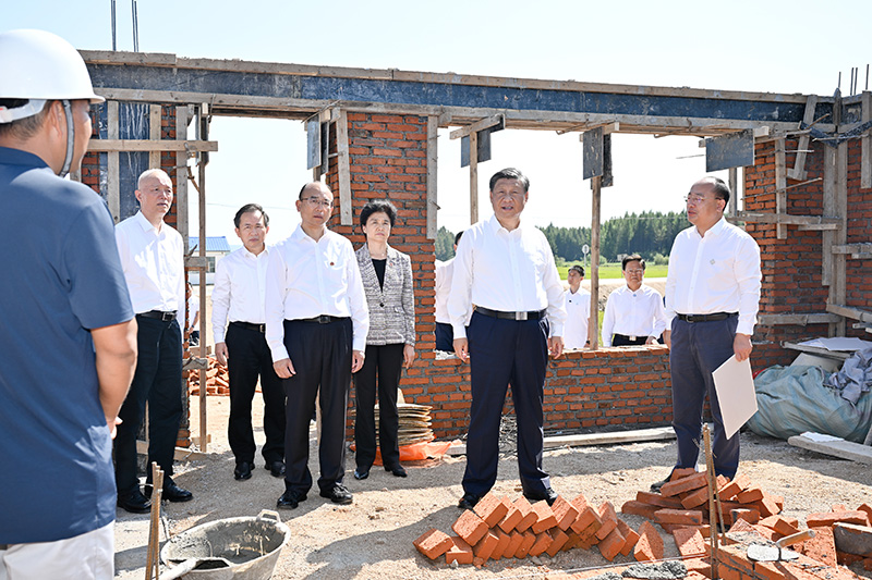 9月6日至8日，中共中央總書(shū)記、國(guó)家主席、中央軍委主席習(xí)近平在黑龍江考察。這是7日上午，習(xí)近平在遭受洪澇災(zāi)害的哈爾濱尚志市老街基鄉(xiāng)龍王廟村，察看水毀房屋重建情況。